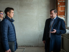 губернатор Алексей Островский внепланово посетил строящуюся школу в Соловьиной роще - фото - 1