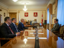 губернатор Алексей Островский провел встречу с Министром спорта РФ Олегом Матыциным, Министром спорта и туризма Республики Беларусь Сергеем Ковальчуком и заместителем Государственного секретаря Союзного государства Виктором Сиренко - фото - 1