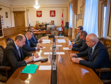 губернатор Алексей Островский провел рабочую встречу с Чрезвычайным и Полномочным Послом Республики Беларусь в Российской Федерации Дмитрием Крутым - фото - 1