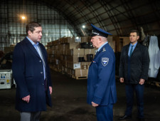 губернатор Алексей Островский посетил склад гуманитарной помощи перед отправкой груза для мобилизованных граждан - фото - 2