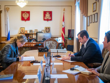 губернатор Алексей Островский подписал соглашение о взаимовыгодном сотрудничестве между Администрацией Смоленской области и ОАО «Российские железные дороги» в сфере здравоохранения - фото - 1