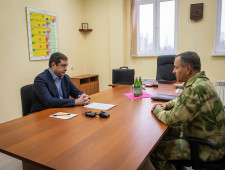 губернатор Алексей Островский провел рабочую встречу с командующим Центральным округом войск национальной гвардии Российской Федерации Александром Поповым - фото - 1