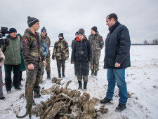 губернатор Алексей Островский встретился с членами поискового отряда лицея-интерната «Феникс», обнаружившими самолёт времен Великой Отечественной войны в Сычевском районе - фото - 1