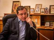 губернатор Алексей Островский сделал контрольные звонки семьям мобилизованных граждан, которые обращались в профильный Центр за поддержкой - фото - 1