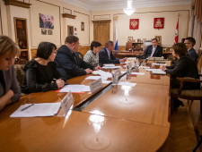 алексей Островский провел рабочую встречу по вопросам дополнительного финансирования областного центра - фото - 1