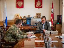 губернатор Алексей Островский встретился с участником СВО, добровольцем Петром Тихомировым - фото - 1