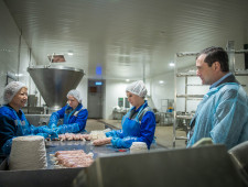 губернатор Алексей Островский ознакомился с работой предприятия Торговый Дом «Бекон» в Руднянском районе - фото - 1