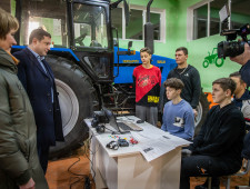 губернатор Алексей Островский посетил Козловский многопрофильный аграрный колледж, где реализуют проект «Билет в будущее» - фото - 1