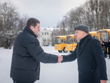 губернатор Алексей Островский вручил ключи от новых школьных автобусов - фото - 1