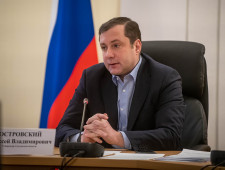 губернатор Алексей Островский провел рабочее совещание с социальным блоком Администрации области - фото - 1