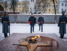 губернатор Алексей Островский возложил цветы к Вечному огню в День Героев Отечества - фото - 1