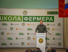 губернатор Алексей Островский вручил дипломы о профессиональной переподготовке выпускникам «Школы фермера» - фото - 1