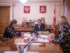 губернатор Алексей Островский провел рабочее совещание по вопросу введения с 2023 года универсального пособия - фото - 1