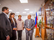 губернатор Алексей Островский посетил новый детский технопарк «Кванториум» в Вязьме - фото - 2