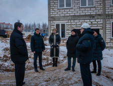 губернатор Алексей Островский проинспектировал ход строительства поликлиники в микрорайоне Королевка - фото - 1