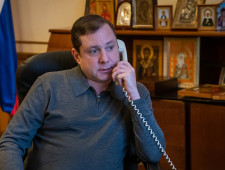 губернатор Алексей Островский совершил контрольные звонки в регистратуры районных поликлиник - фото - 1