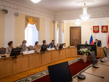 губернатор Алексей Островский провел совещание по вопросу предоставления служебных квартир медикам - фото - 1