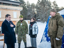 губернатор Алексей Островский встретился с участниками лагеря для подготовки волонтеров «Своих не бросаем» - фото - 1