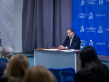 губернатор Алексей Островский провел ежегодную итоговую пресс-конференцию - фото - 1