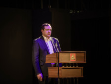 губернатор Алексей Островский посетил новогоднее представление для детей из семей мобилизованных - фото - 1