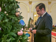 губернатор Алексей Островский принял участие во Всероссийской благотворительной акции «Елка желаний» - фото - 1