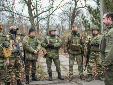 губернатор Алексей Островский встретился с мобилизованными смолянами в зоне СВО - фото - 1