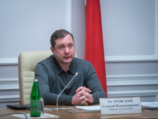 губернатор Алексей Островский провел плановое заседание региональной Антинаркотической комиссии - фото - 1