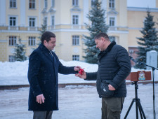 губернатор Алексей Островский вручил ключи от новых автомобилей скорой медицинской помощи - фото - 1