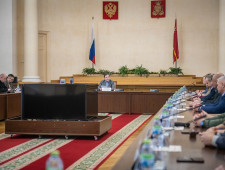 губернатор Алексей Островский провел совещание по вопросу организации в регионе скорой медицинской помощи - фото - 1