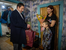 губернатор Алексей Островский исполнил мечту мальчика из Сафонова в рамках Всероссийской акции «Елка желаний» - фото - 1