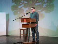 губернатор Алексей Островский посетил новогоднее представление для детей мобилизованных смолян - фото - 1