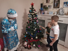 волонтеры поздравили ветеранов и детей из семей мобилизованных смолян с Новым годом - фото - 1