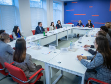 губернатор Алексей Островский встретился с педагогами, участниками программ целевого обучения и «Земский учитель» - фото - 1