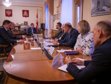 губернатор Алексей Островский провел рабочее совещание по вопросу уборки улично-дорожной сети в областном центре - фото - 1