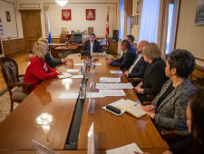 губернатор Алексей Островский провел рабочую встречу с членом Центрального штаба ОНФ Светланой Калининой - фото - 1