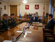 губернатор Алексей Островский провел рабочую встречу с командиром 144-й гвардейской мотострелковой дивизии Алексеем Поляковым - фото - 1