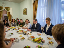 губернатор Алексей Островский встретился с победителями конкурсов молодежных проектов - фото - 1
