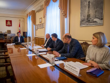 губернатор Алексей Островский провел совещание по вопросам строительства - фото - 1