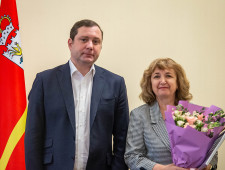 губернатор Алексей Островский наградил победителей акции по сбору использованных батареек - фото - 1