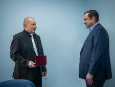 губернатор Алексей Островский вручил медаль ордена «За заслуги перед Отечеством» II степени ветерану завода «Авангард» Виктору Дроздову - фото - 1