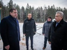 губернатор Алексей Островский осмотрел лыжероллерную трассу в городе Ярцеве - фото - 1