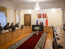 губернатор Алексей Островский провел установочное заседание Комитета семей воинов Отечества - фото - 1