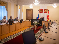 губернатор Алексей Островский провел совещание с социальным блоком Администрации области - фото - 1