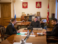 губернатор Алексей Островский провел рабочую встречу с депутатом Государственной Думы Сергеем Леоновым - фото - 1