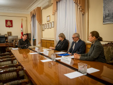 губернатор Алексей Островский провел рабочую встречу с руководителем Центра поддержки участников СВО и членов их семей Еленой Петровой - фото - 1