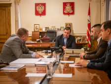 рабочая встреча Губернатора Алексея Островского с руководителем Федерации баскетбола Смоленской области Сергеем Фоминым - фото - 1