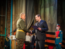 губернатор Алексей Островский принял участие в торжественном собрании, посвященном юбилею 1-й гвардейской танковой Краснознаменной армии - фото - 1