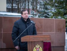 губернатор Алексей Островский принял участие в митинге, посвященном прибытию личного состава отдельного отряда специального назначения войск национальной гвардии РФ «Меркурий» из зоны проведения СВО - фото - 1