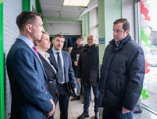 губернатор Алексей Островский посетил второй открывшийся в регионе "Фермерский островок" - фото - 1