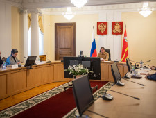 губернатор Алексей Островский провел рабочее совещание по вопросу взаимодействия с социально ответственным бизнесом - фото - 1